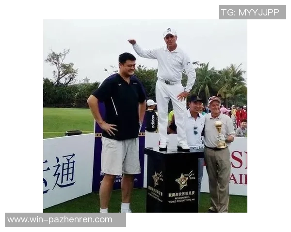 姚明一年一度求合影，身高抢眼依旧